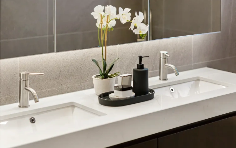 Na decoração de um banheiro moderno, cada detalhe importa, desde a escolha dos móveis até os acessórios selecionados.